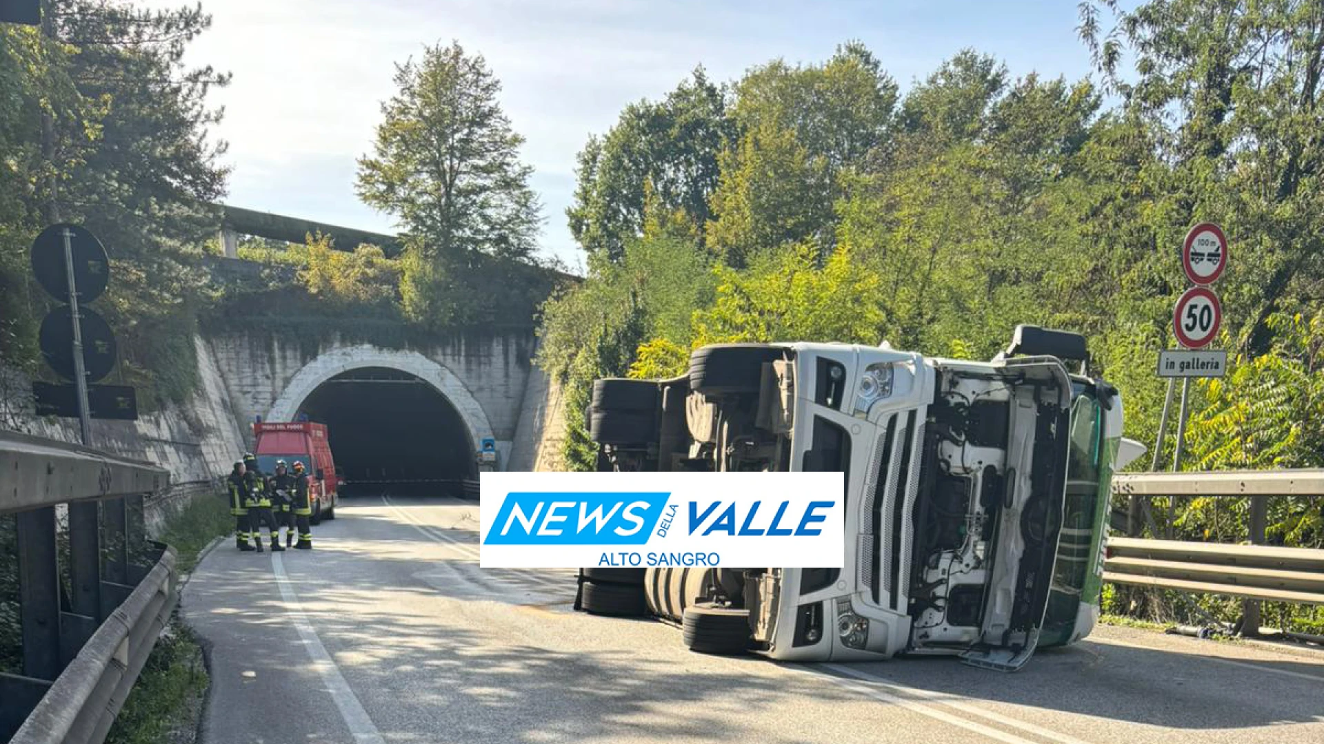 Tangenziale di Isernia: mezzo pesante si ribalta con un carico di sostanze “acide”. Operazioni di soccorso e bonifica stradale in atto.